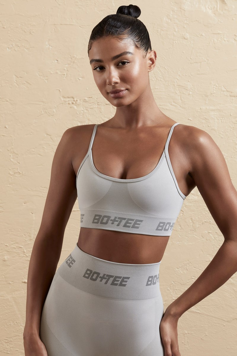 Bo+Tee Contender Curved Neckline Sports Bra Plateadas | DFEW01574