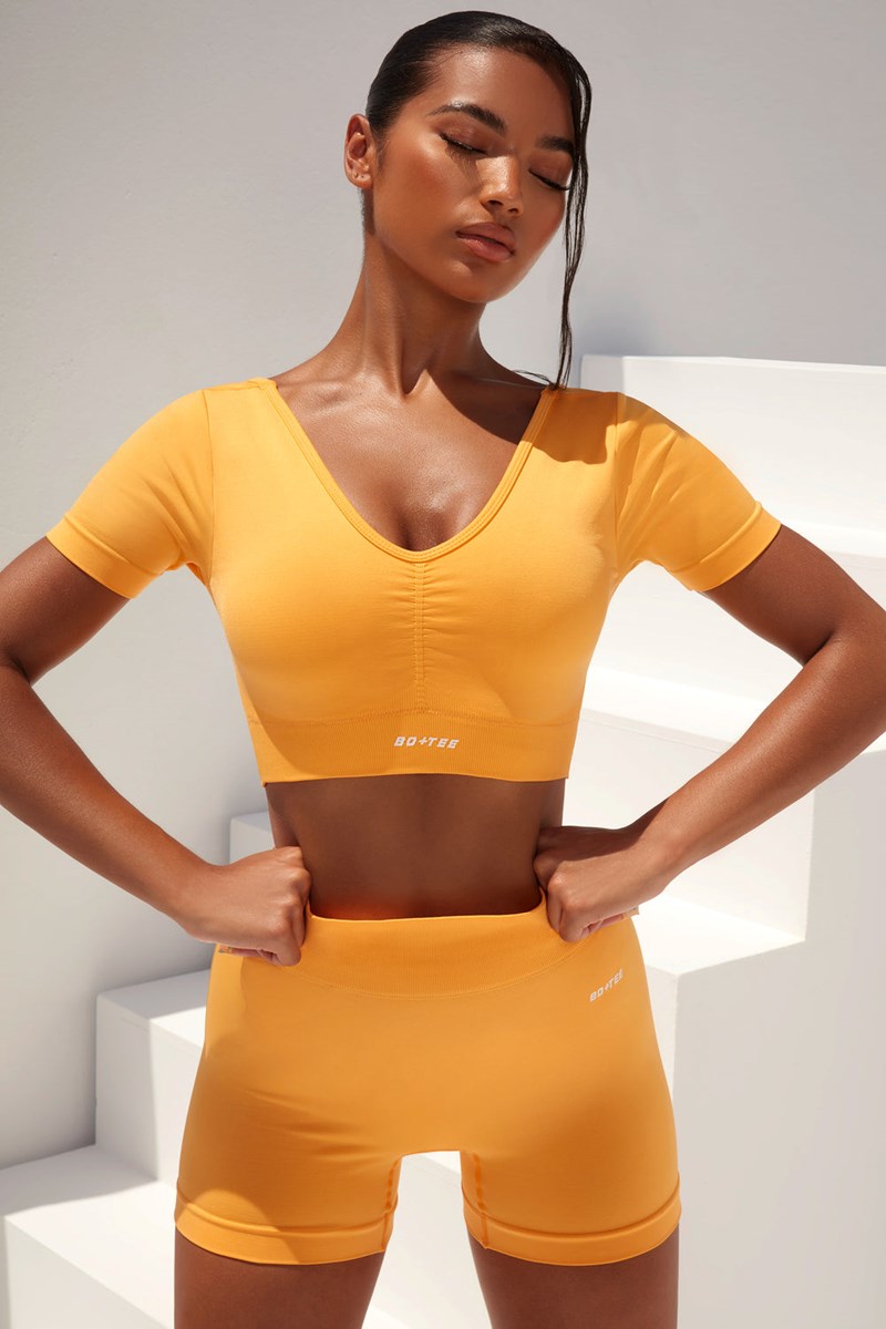 Bo+Tee Gradient Scoop Neck Ruched Crop Top Naranjas Claro | JRAU86072